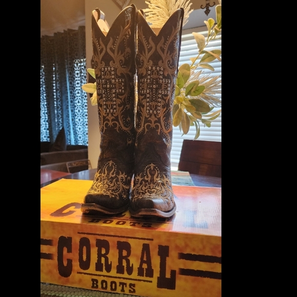 Corral tall distressed black-silver studded cross boot. Size 8.5 - Picture 2 of 9